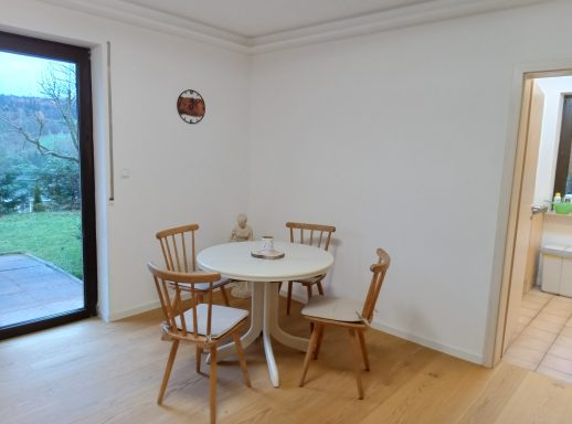 Blick ins Wohnzimmer mit Essbereich Ferienwohnung Wandersnest