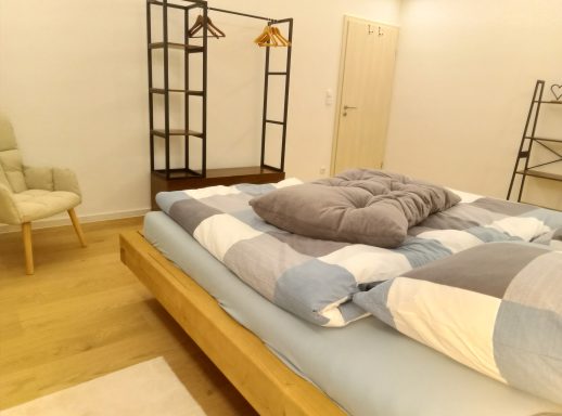 großes zwei-Meter Bett