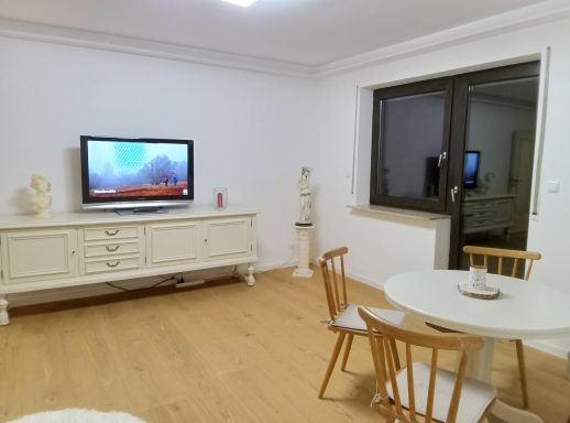 Blick ins Wohnzimmer mit Essbereich Ferienwohnung Wandersnest