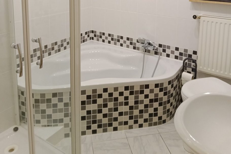 Wandersnest Fewo: Dusche und Badewanne