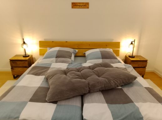 Großes Holzbett 2 x 2 Meter Ferienwohnung Wandersnest